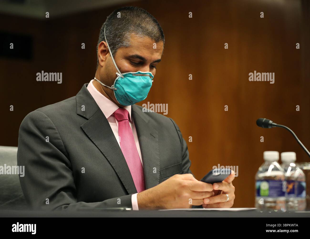 16 giugno 2020, Washington, Distretto di Columbia, Stati Uniti: Ajit Pai, Presidente della Federal Communications Commission (FCC), esamina il suo dispositivo elettronico prima di testimoniare dinanzi a un'audizione della sottocommissione per gli stanziamenti del Senato degli Stati Uniti a Capitol Hill il 16 giugno 2020 a Washington, DC. le audizioni si concentrano sulla supervisione del programma di aste dello spettro della Federal Communications Commission per l'esercizio fiscale 2021 (immagine di credito: © Chip Somodevilla/CNP via ZUMA Wire) Foto Stock