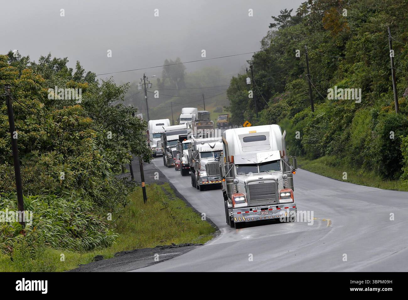 27 giugno 2019: 27/06/2019. Ruta 32. Hora: 08:40 Furgones en la Ruta 32 que comunica San JosÃÂ© con LimÃÂ³n, cerca de San Isidro de Heredia..foto: Mayela LÃÂ³pez (immagine di credito: © Mayela LÃÂ³Pez/la Nacion via ZUMA Press) Foto Stock