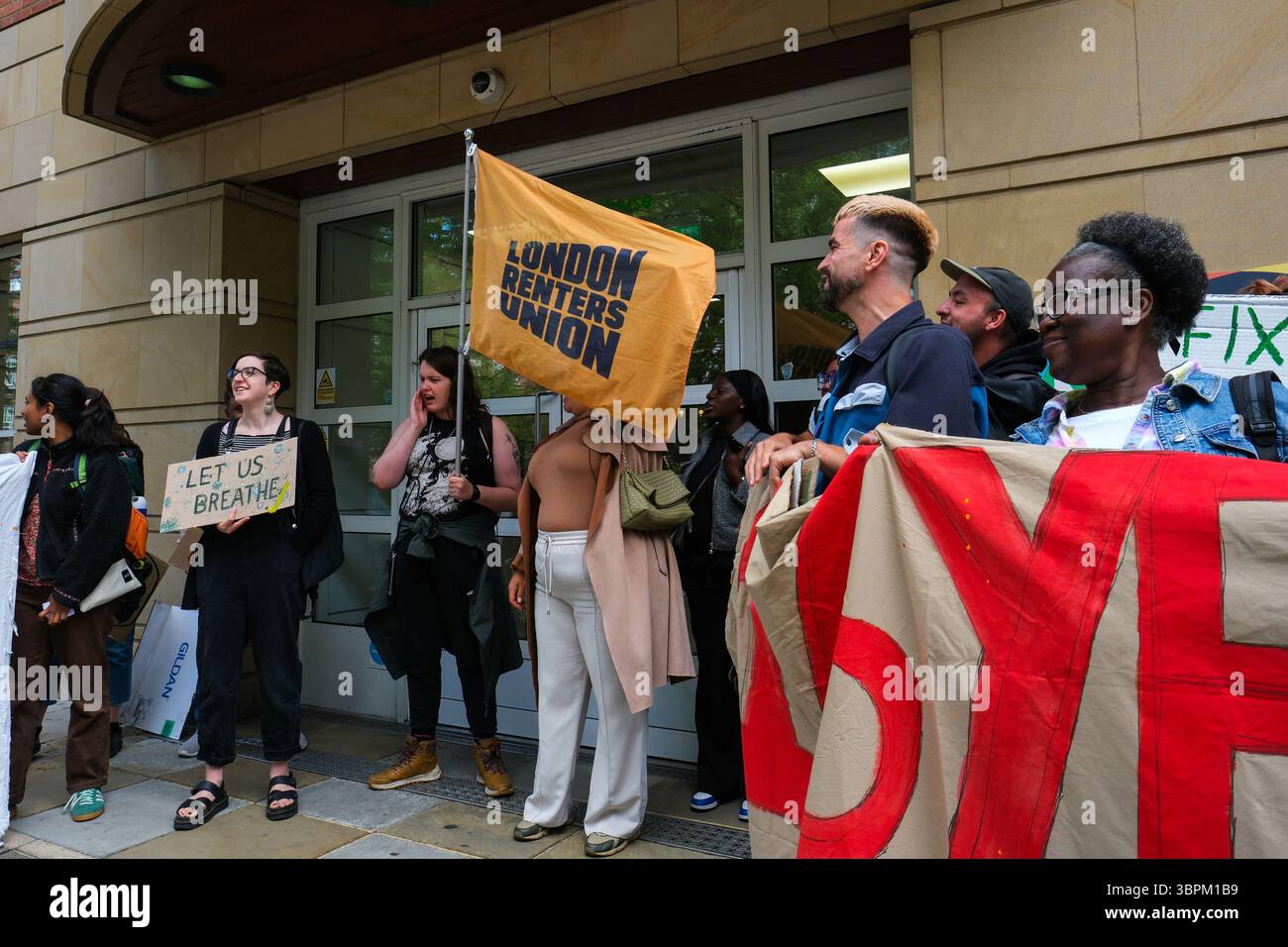 Londra, Regno Unito. 7 luglio 2025. La London Renters Union protesta contro Notting Hill Genesis a causa del disgelo al Sidi Court di Haringey Foto Stock