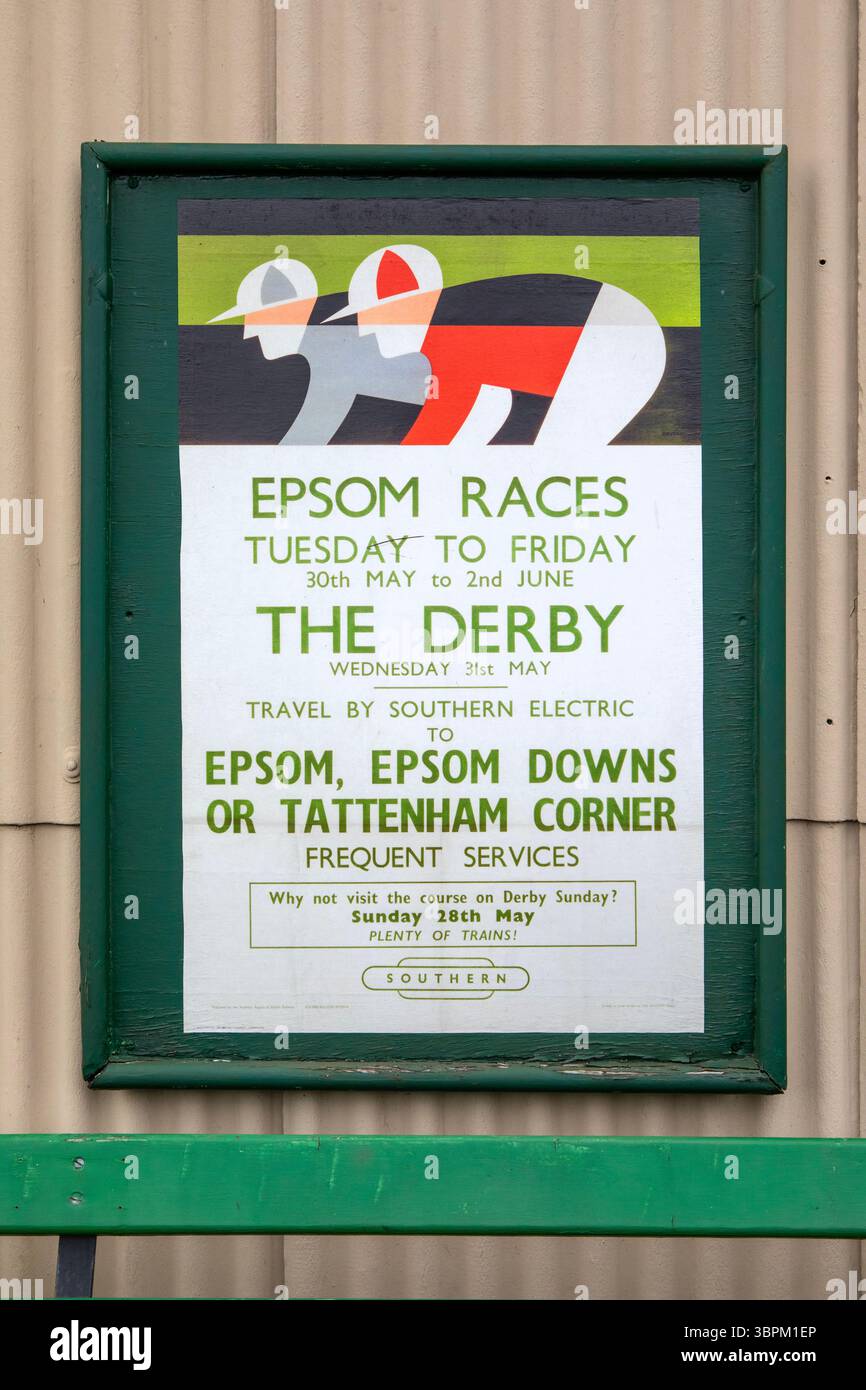 Hampshire, Regno Unito - 23 febbraio 2025: Un cartello vintage della Southern Electric Railway che promuove il loro viaggio verso le Epsom Races e il Derby negli anni passati Foto Stock