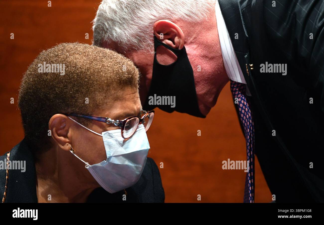 17 giugno 2020, Washington, Distretto di Columbia, USA: Il rappresentante degli Stati Uniti Karen Bass (Democratico della California) parla con il rappresentante degli Stati Uniti Ken Buck (Repubblicano del Colorado) durante il markup del Comitato giudiziario della camera degli Stati Uniti di H.R. 7120, il "George Floyd Justice in Policing Act of 2020", a Capitol Hill a Washington, DC, martedì 17 giugno 2020. Il disegno di legge riforma la polizia negli Stati Uniti, comprese le disposizioni per fermare la cattiva condotta della polizia e l'uso eccessivo della forza (immagine di credito: © Kevin Dietsch/CNP tramite ZUMA Wire) Foto Stock
