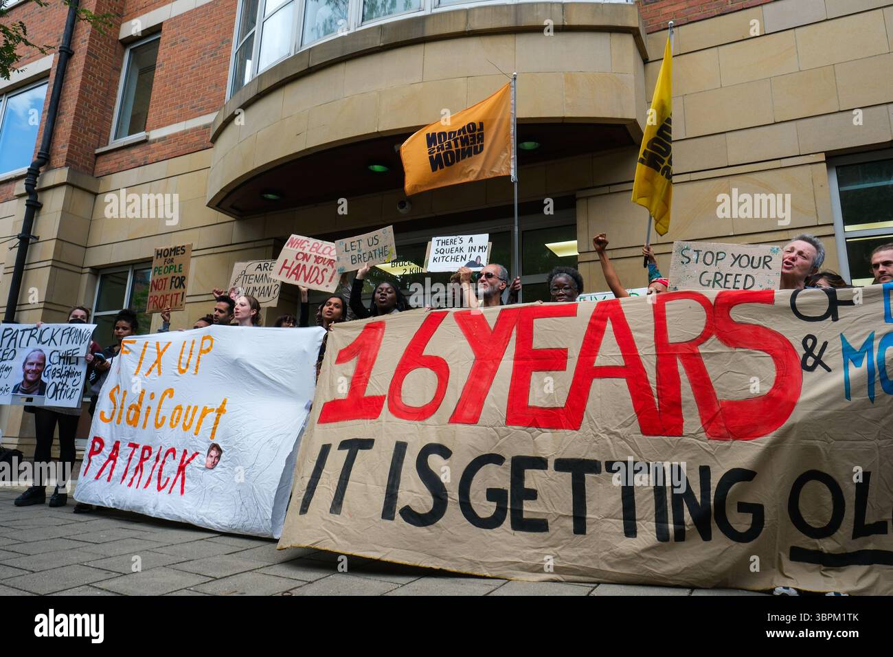 Londra, Regno Unito. 7 luglio 2025. La London Renters Union protesta contro Notting Hill Genesis a causa del disgelo al Sidi Court di Haringey Foto Stock