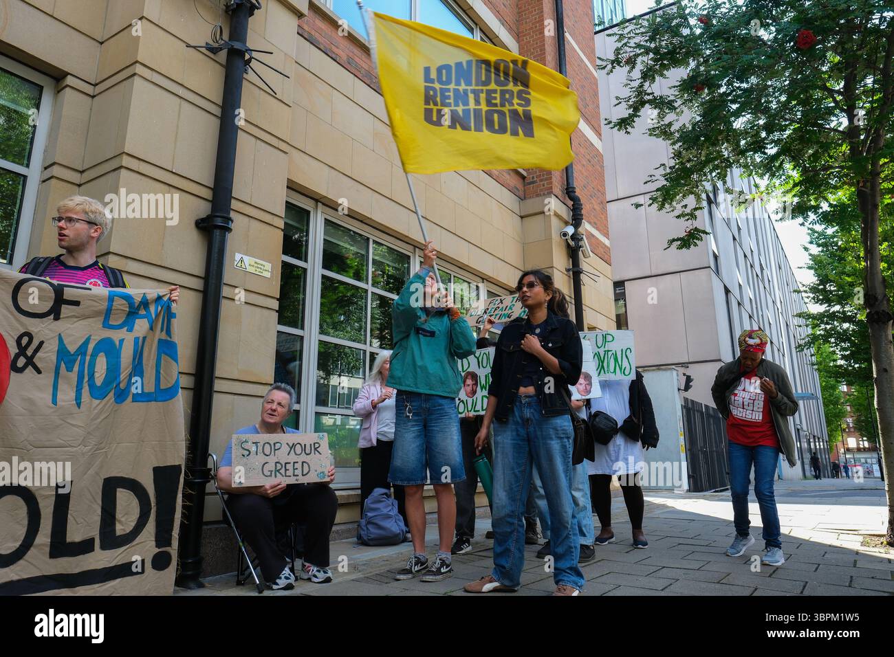 Londra, Regno Unito. 7 luglio 2025. La London Renters Union protesta contro Notting Hill Genesis a causa del disgelo al Sidi Court di Haringey Foto Stock