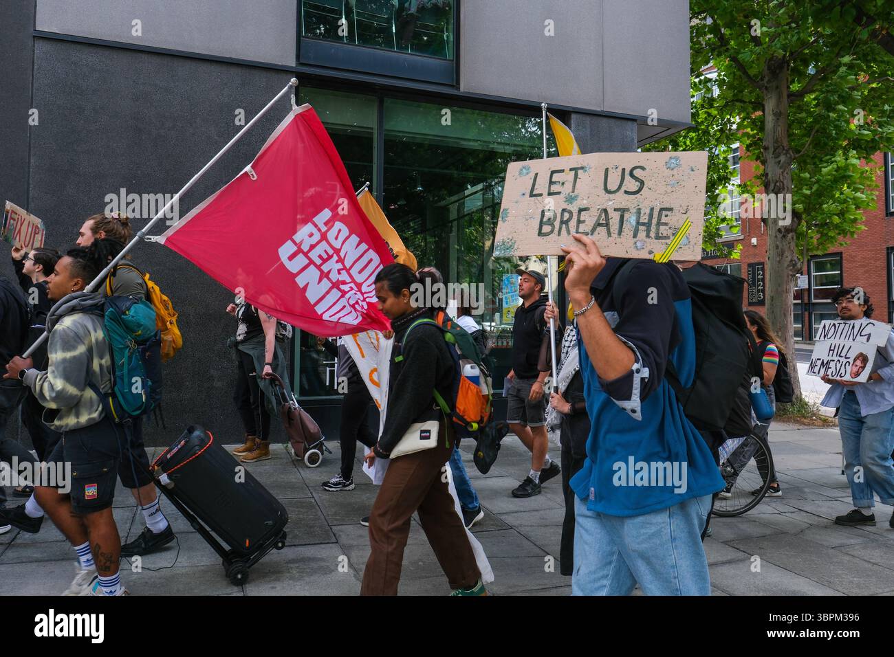 Londra, Regno Unito. 7 luglio 2025. La London Renters Union protesta contro Notting Hill Genesis a causa del disgelo al Sidi Court di Haringey Foto Stock