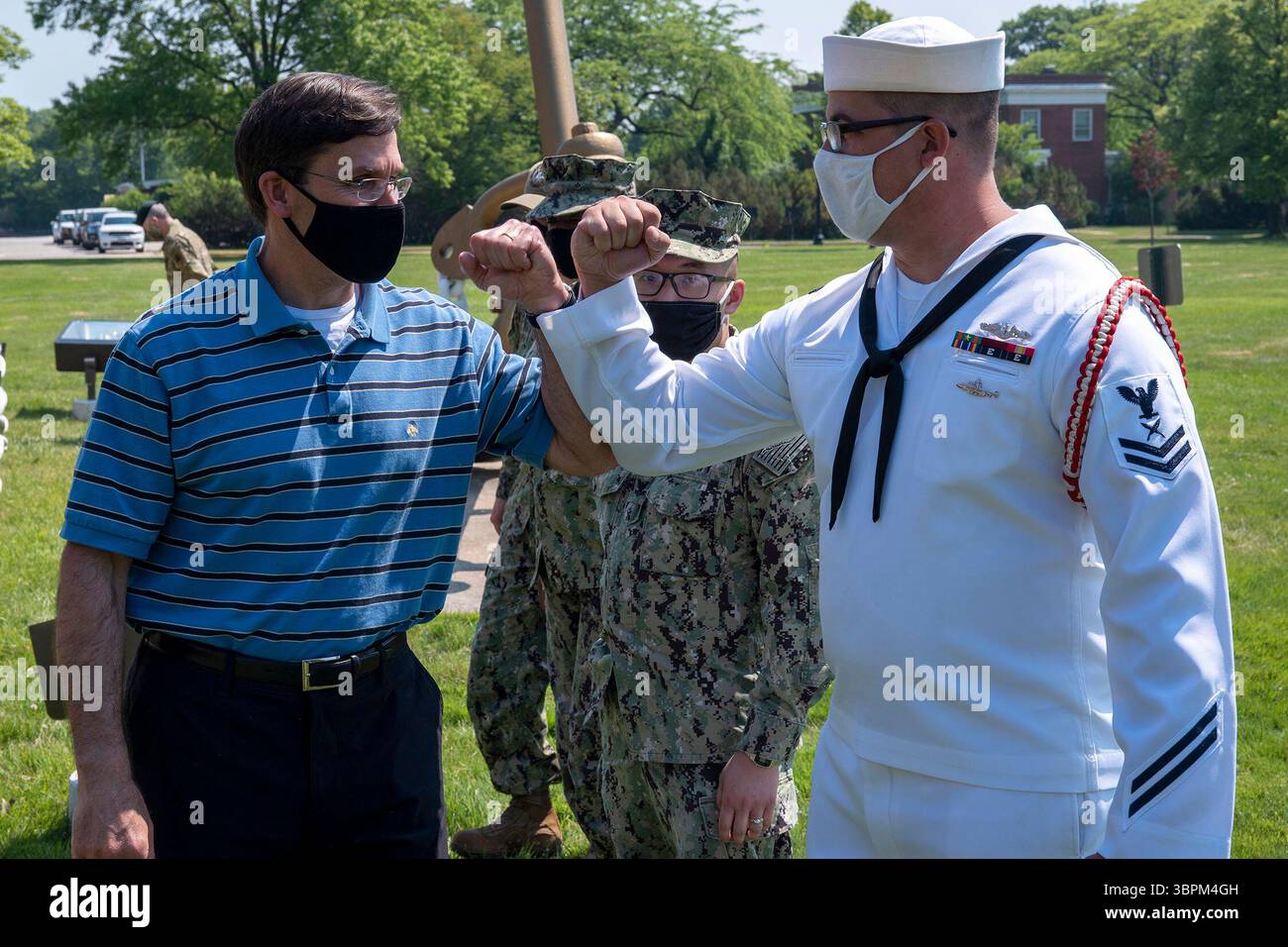 17 giugno 2020 - grandi Laghi, Illinois, USA - il Segretario alla difesa Mark T. Esper batte i gomiti con un marinaio a seguito di una cerimonia di riarmo alla stazione navale dei grandi Laghi nell'ambito della sua visita, 17 giugno. Esper ha visitato i comandi degli inquilini della stazione navale dei grandi Laghi e il comando di addestramento recluta per osservare l'attuazione Navys delle misure di mitigazione della COVID-19 del Dipartimento della difesa che consentono alle missioni di addestramento e adesione di continuare in sicurezza durante la pandemia globale. (Immagine di credito: © Byron Linder/U.S. Navy/ZUMA Wire/ZUMAPRESS.com) Foto Stock