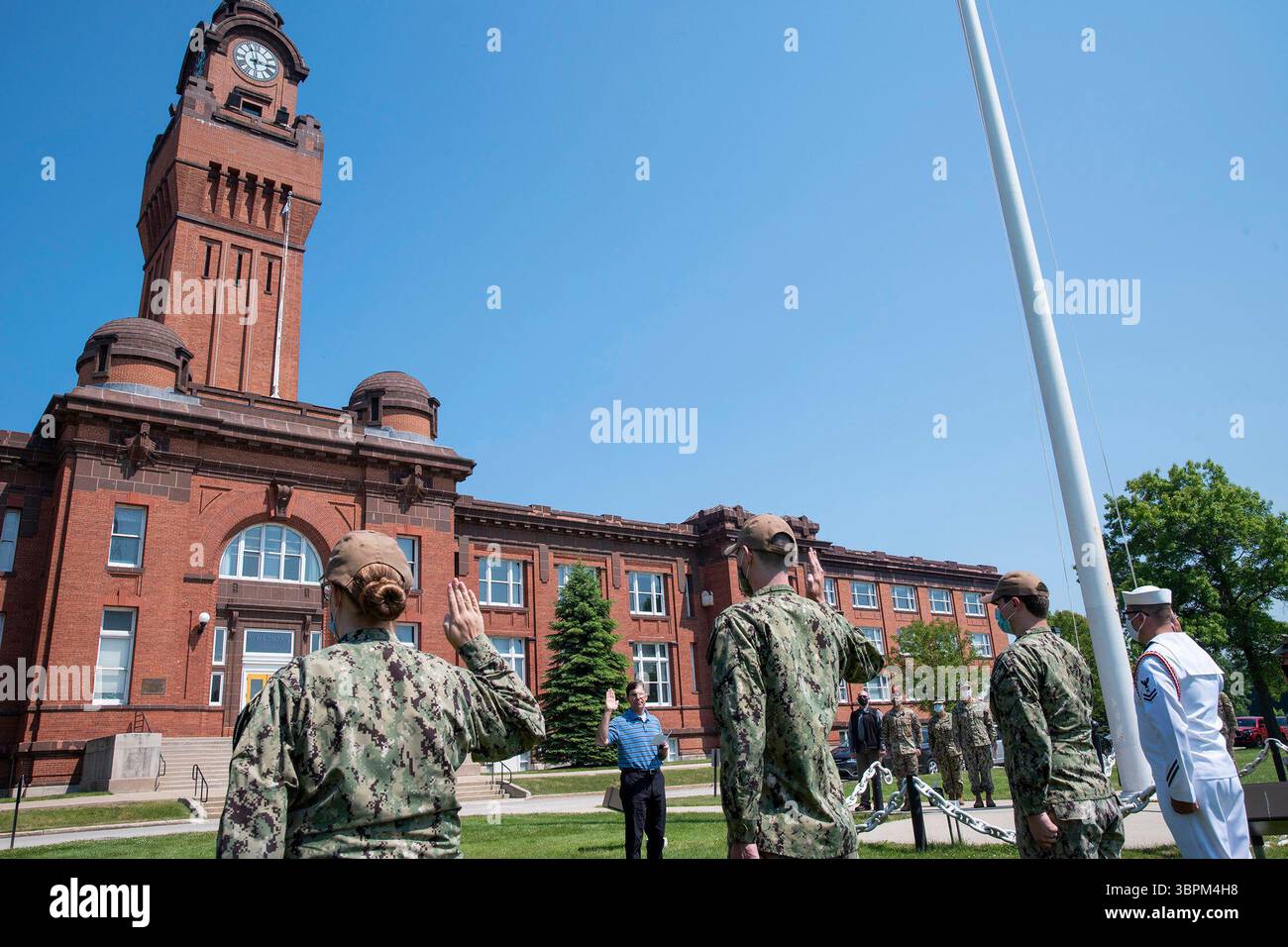 17 giugno 2020 - grandi Laghi, Illinois, USA - il Segretario alla difesa Mark T. Esper conduce una cerimonia di riarmo per i marinai assegnati ai comandi degli inquilini della Naval Station Great Lakes nell'ambito della sua visita, 17 giugno. Esper ha visitato i comandi degli inquilini della stazione navale dei grandi Laghi, nonché il comando di addestramento recluta per osservare l'attuazione da parte dell'Navyâ delle misure di mitigazione della COVID-19 del Dipartimento della difesa che consentono alle missioni di addestramento e di adesione di continuare in sicurezza durante la pandemia globale. (Immagine di credito: © Byron Linder/U.S. Navy/ZUMA Wire/ZUMAPRESS.com) Foto Stock
