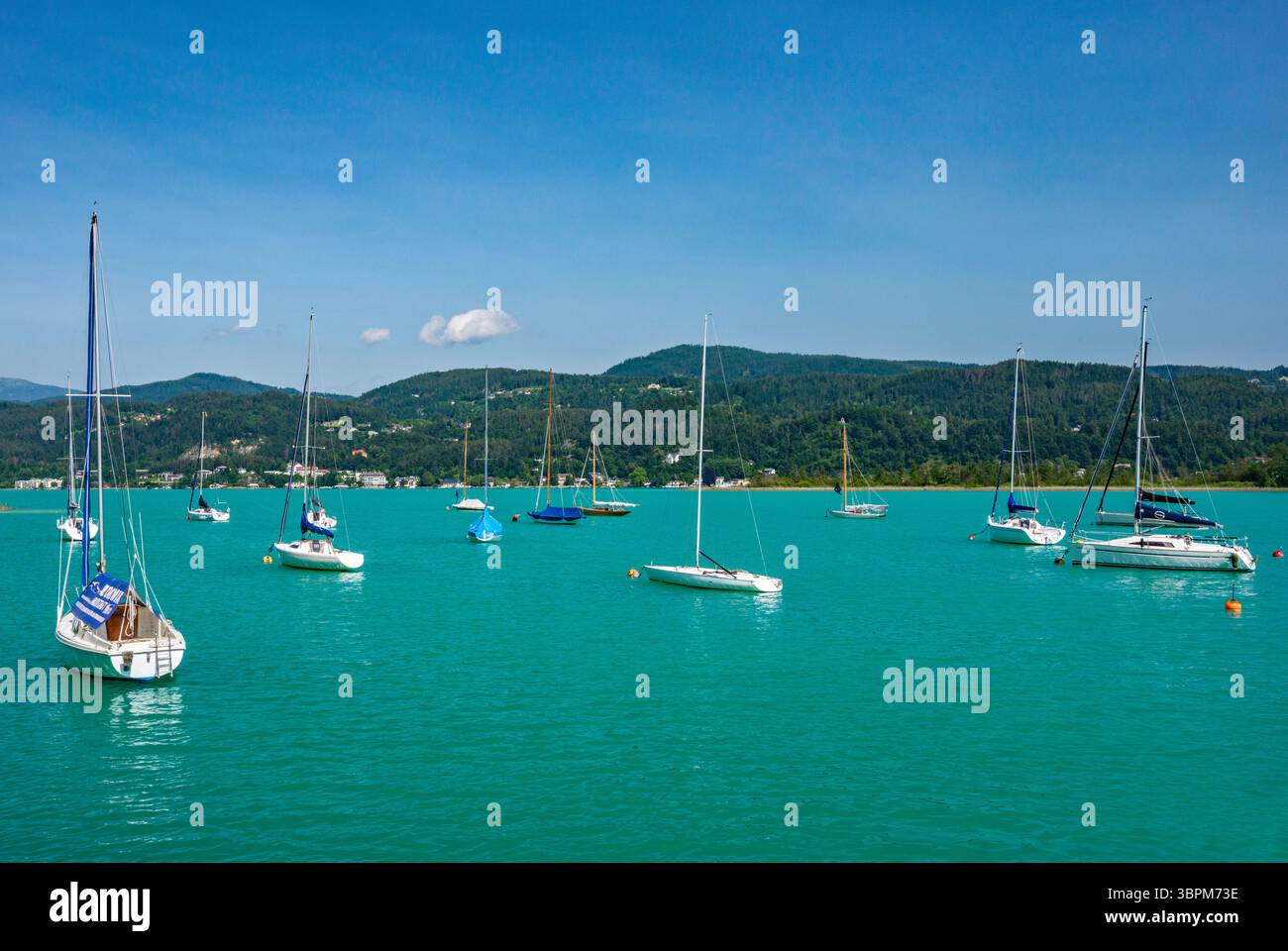Barche a vela ancorate al lago Wörth (Wörther SEE), catena montuosa Karawanks, Alpi calcaree meridionali, Carinzia, Austria Foto Stock