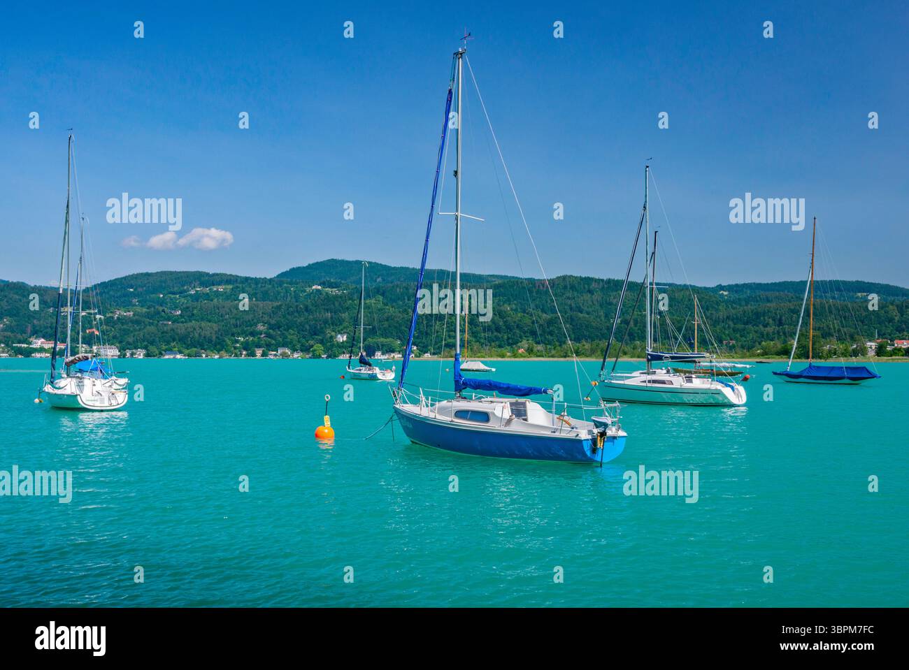 Barche a vela ancorate al lago Wörth (Wörther SEE), catena montuosa Karawanks, Alpi calcaree meridionali, Carinzia, Austria Foto Stock