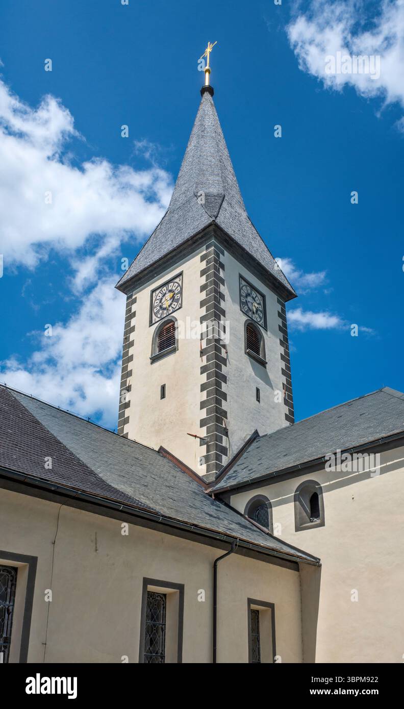 Torre romanica presso la chiesa dell'Abbazia di Ossiach (Stift Ossiach), ex monastero benedettino di Ossiach, vicino a Villach, Carinzia, Austria Foto Stock