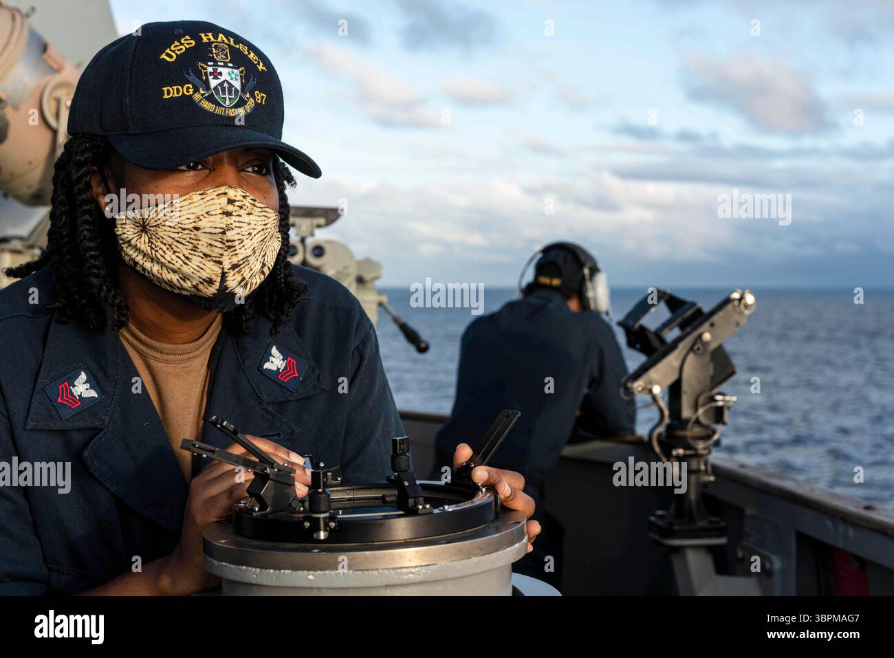 15 giugno 2020 - Oceano Pacifico - Quartiermastro di prima classe Talisha Williams, assegnato al cacciatorpediniere missilistico guidato classe Arleigh Burke USS Halsey (DDG 97), prende un cuscinetto utilizzando un'alidata telescopica dall'ala del ponte portuale, 15 giugno 2020. Halsey è schierato nell'area di responsabilità del Southern Command degli Stati Uniti per sostenere la missione Joint Interagency Task Force Souths, che include la lotta al traffico illecito di droga nei Caraibi e nel Pacifico orientale. (Immagine di credito: © Andrew Langholf/U.S. Navy/ZUMA Wire/ZUMAPRESS.com) Foto Stock