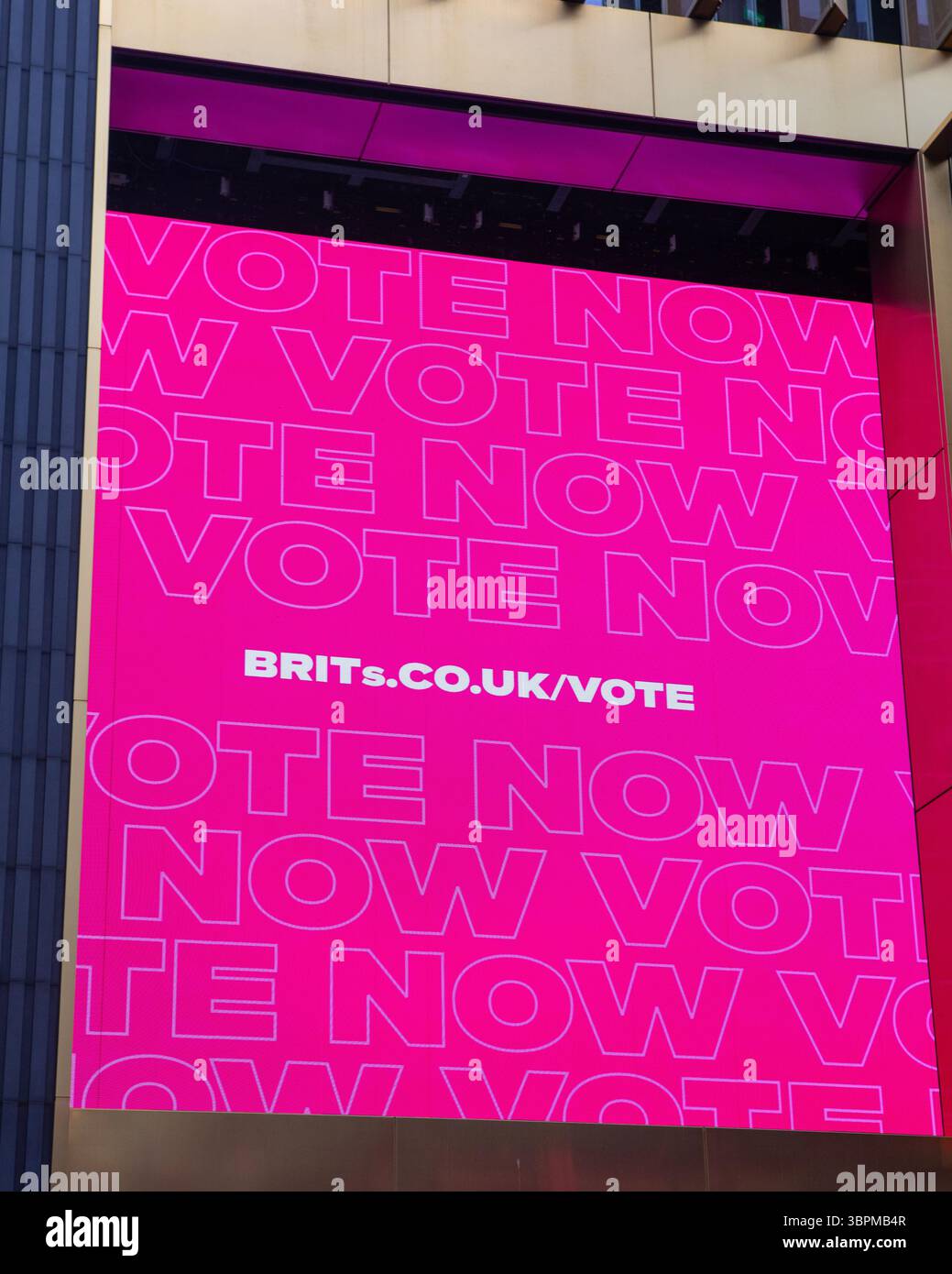 Londra, Regno Unito - 3 febbraio 2025: Un cartellone elettronico nel centro di Londra, che pubblicizza i Brit Awards e ricorda alle persone di votare. Foto Stock