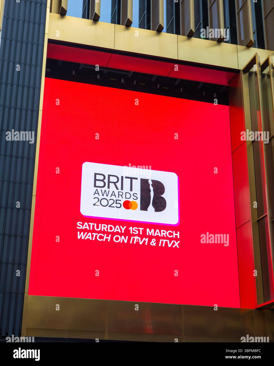 Londra, Regno Unito - 3 febbraio 2025: Un cartellone elettronico nel centro di Londra, che pubblicizza i Brit Awards 2025 che si terrà il 1 marzo 2025. Foto Stock