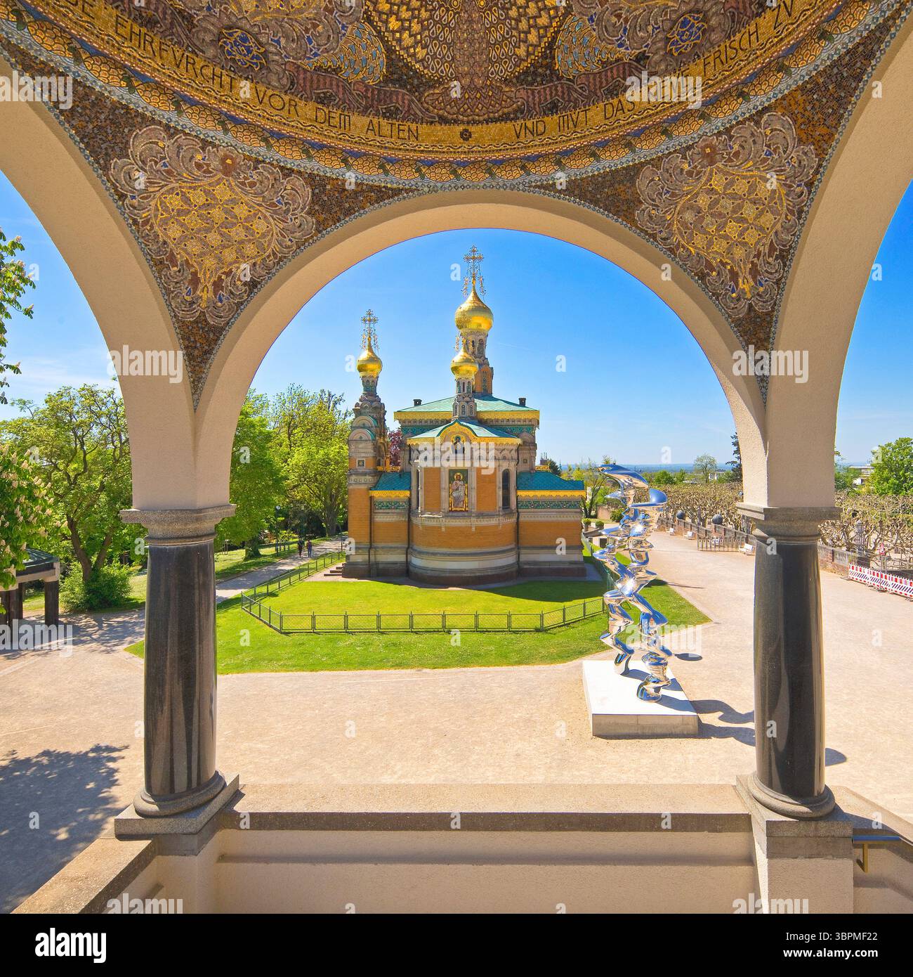 Vista dal padiglione alla Cappella Russa con la scultura in acciaio inossidabile Points of View, Mathildenhoehe, Germania, Assia, Darmstadt Foto Stock
