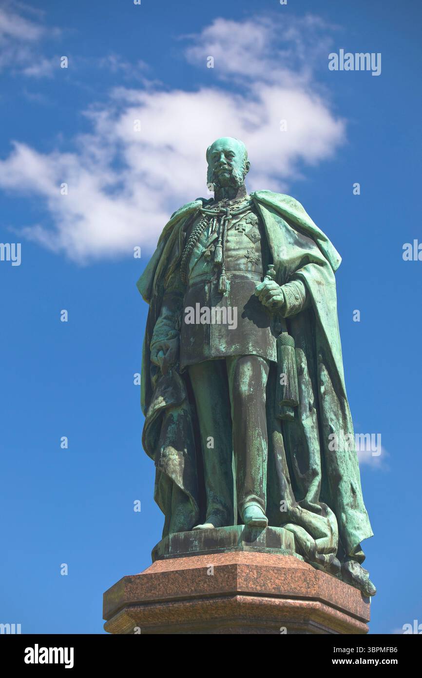 Monumento al Kaiser Guglielmo i con piedistallo in granito rosso svedese nei giardini termali, Germania, Assia, Bad Homburg vor der Hoehe Foto Stock