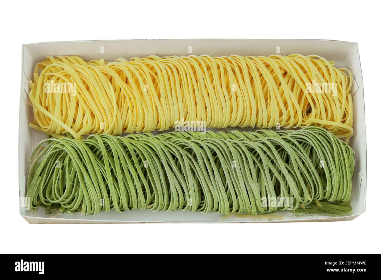 Vari tipi di pasta cruda. Tagliatelle di uova e spinaci su scatola isolata su fondo bianco. Vista dall'alto. Foto Stock