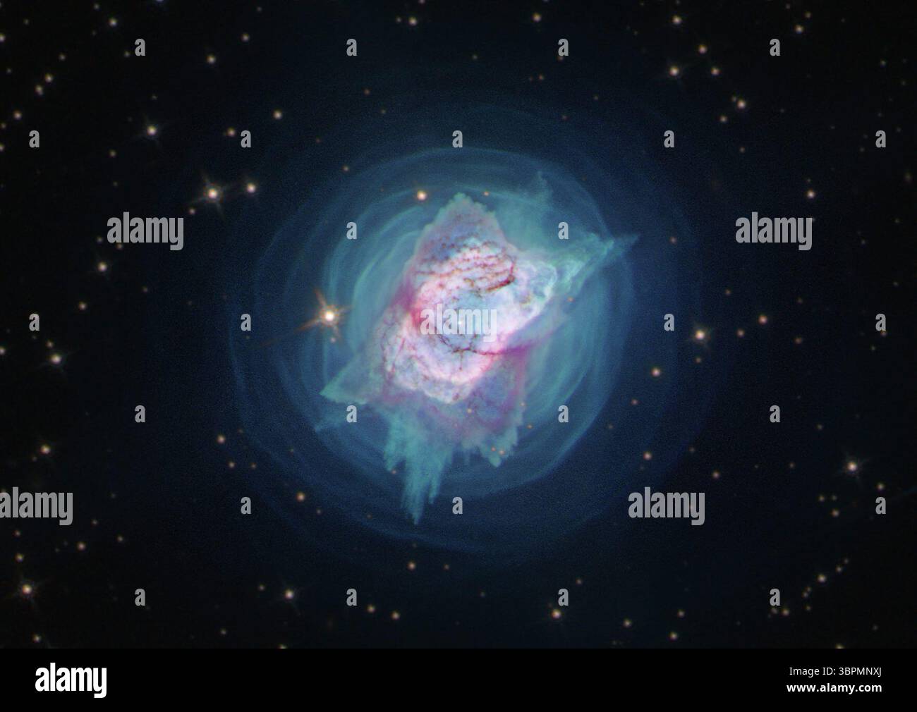 23 giugno 2020 - spazio - come motori di fusione nucleare, la maggior parte delle stelle vive vite placide per centinaia di milioni o miliardi di anni. Ma verso la fine della loro vita possono trasformarsi in folli vortici, soffiando proiettili e getti di gas caldo. In questa immagine, NGC 7027 assomiglia a un insetto gioiello, un insetto con un guscio metallico dai colori brillanti. Recentemente, la stella centrale del NGC 7027 è stata identificata in una nuova lunghezza d'onda di luce, quasi ultravioletta, per la prima volta utilizzando le capacità uniche di Hubble. NGC 7027 si trova a circa 3.000 anni luce di distanza nella costellazione di Cygnus. (Immagine di credito: © NASA/ESA/ZUMA Foto Stock