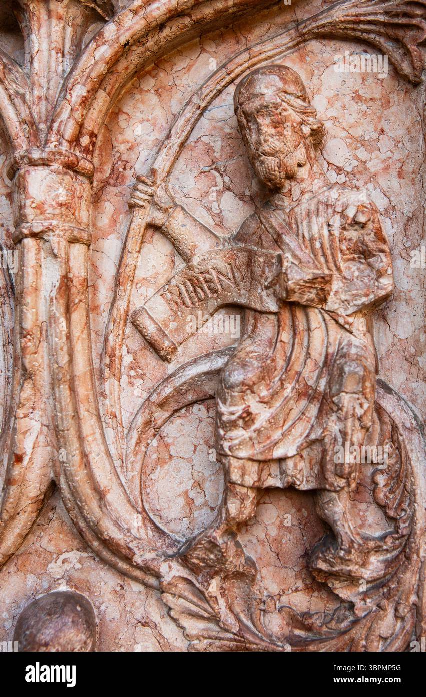 L'antico rilievo in pietra raffigurante una figura biblica mostra dettagli intricati texture marmoree alterate arte religiosa storica. Foto Stock