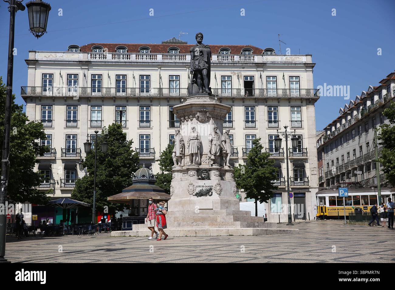 23 giugno 2020, Lisbona, Portogallo: Le persone che indossano le maschere per il viso camminano in piazza Luis de Camoes a Lisbona, Portogallo, il 23 giugno 2020, durante la pandemia di COVID-19 Coronavirus. Il governo applica oggi nuove misure obbligatorie di confinamento all'intera area metropolitana di Lisbona, a causa di un significativo aumento dei casi di COVID-19 nelle ultime settimane. Tra le principali restrizioni vi è il ritorno del divieto di raduni con più di dieci persone, il rafforzamento della supervisione dei centri commerciali e la chiusura generale dei negozi alle 20:00, ad eccezione dei ristoranti per il servizio pasti. (Credito IM Foto Stock