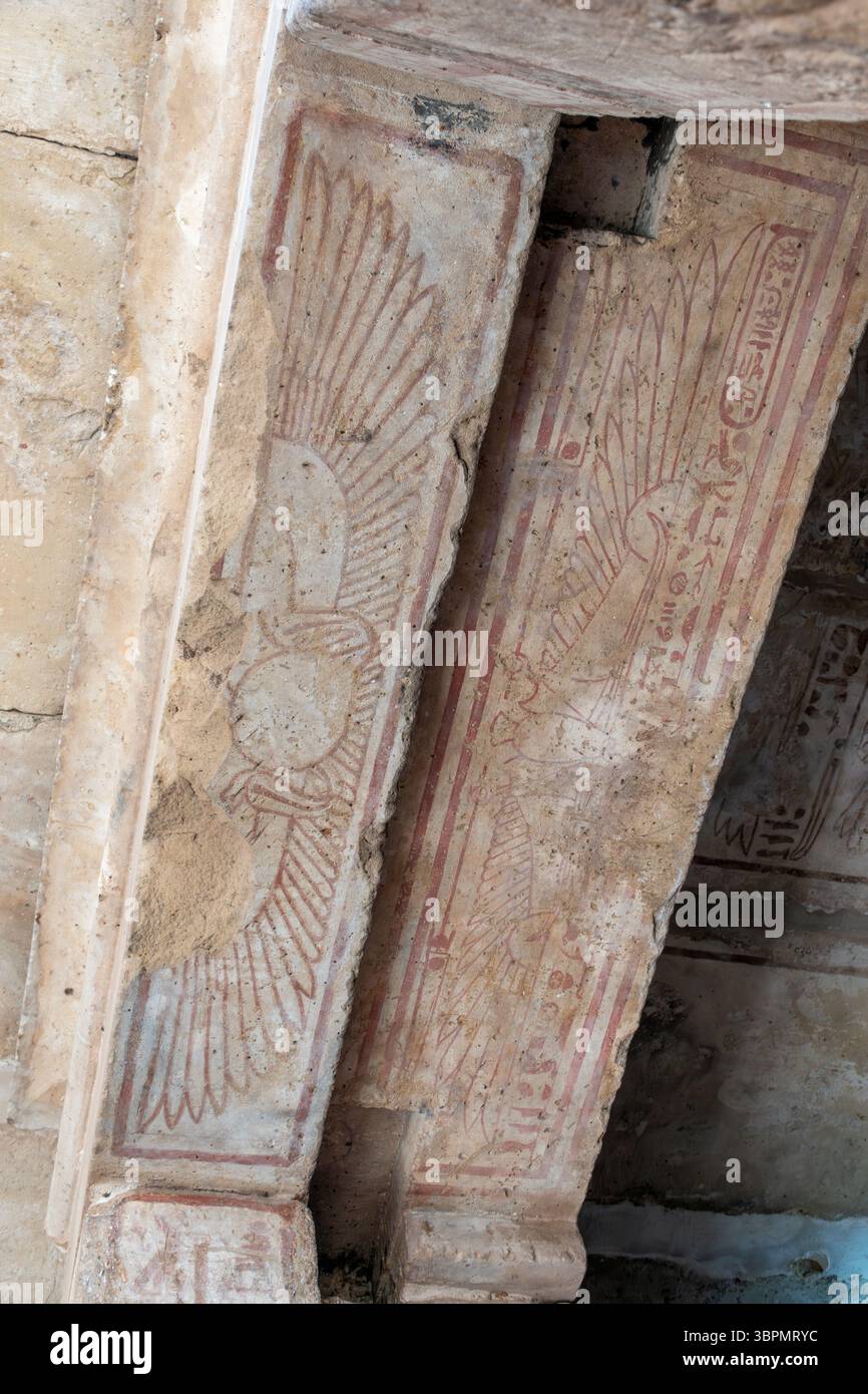 Blocchi di soffitto dipinti nel piccolo Tempio di Thoth Qasr el Aguz, vicino al Tempio di Ramses III a Medinet Habu, Cisgiordania, Luxor, Egitto Foto Stock
