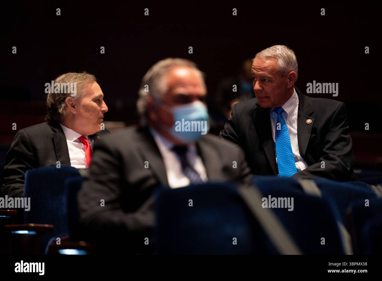 24 giugno 2020, Washington, District of Columbia, USA: Il rappresentante degli Stati Uniti Andy Biggs (Repubblicano dell'Arizona) conferisce al rappresentante degli Stati Uniti Ken Buck (Repubblicano del Colorado) durante un'audizione del comitato giudiziario della camera degli Stati Uniti sul tema "supervisione del Dipartimento di giustizia: Interferenza politica e minacce all'indipendenza della procura" a Capitol Hill a Washington DC il 24 giugno 2020 (immagine di credito: © Anna Moneymaker/CNP via ZUMA Wire) Foto Stock