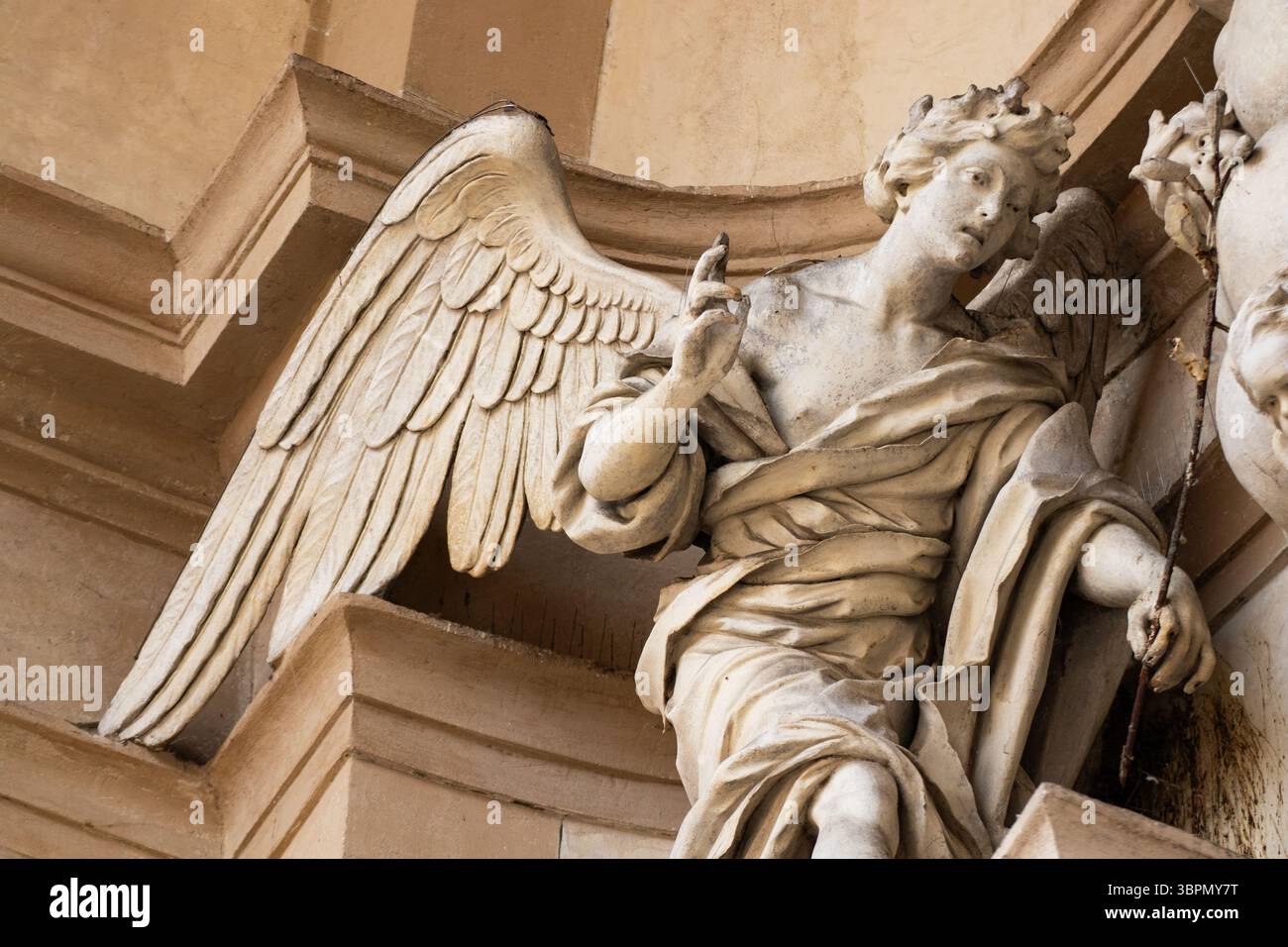 Maestosa scultura di angelo di pietra, simbolo di protezione e grazia divina. Foto Stock