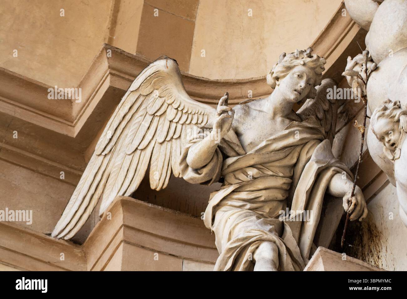 Maestosa scultura di angelo di pietra, simbolo di protezione e grazia divina. Foto Stock