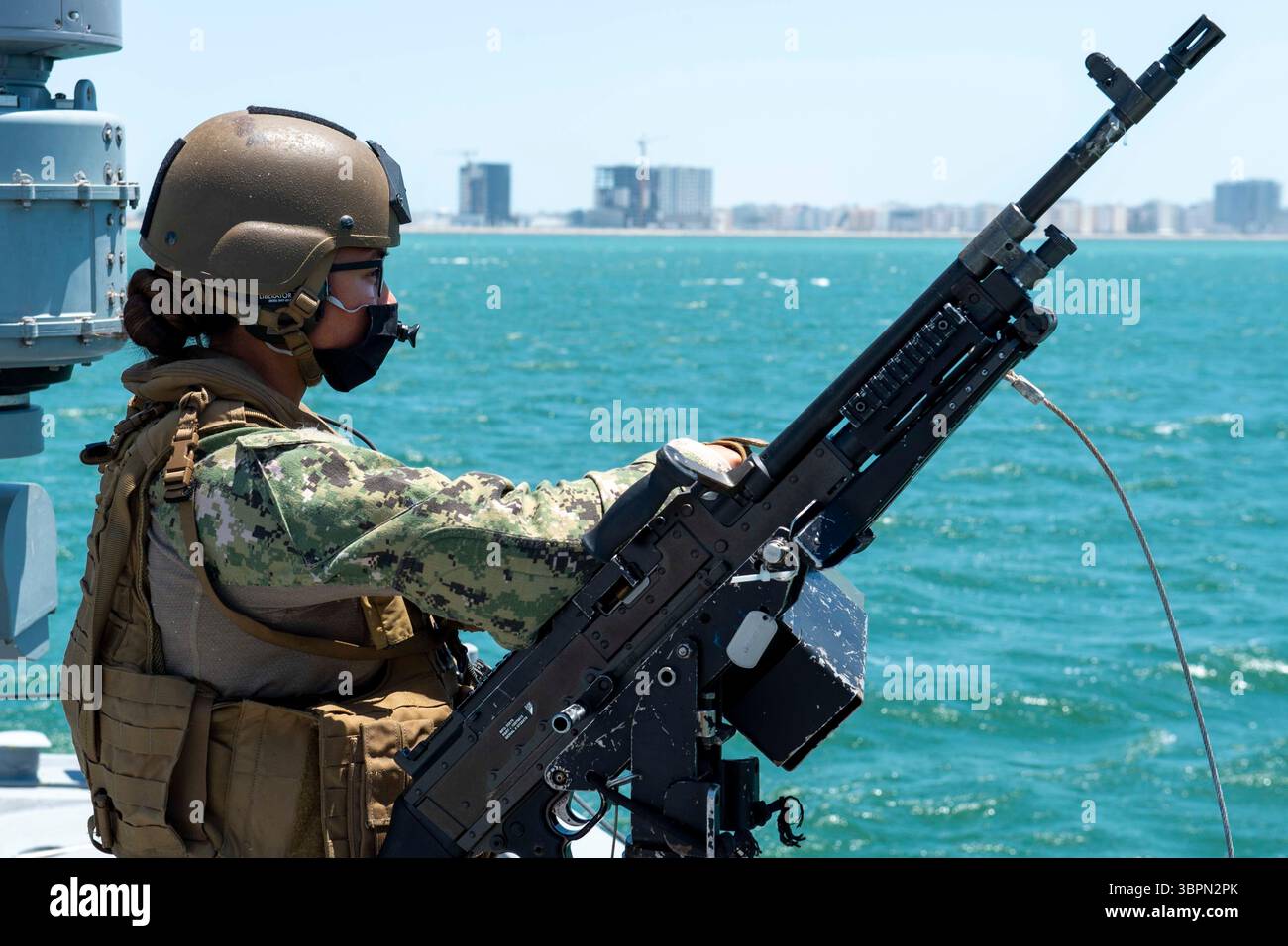 22 giugno 2020 - Bahrain - Gunner's Mate 2nd Class Kelsey o'Keefe, assegnato al Comandante, Task Unit 56,7 si erge a guardare a bordo di una nave di pattuglia Mark vi assegnata al Comandante, Task Force (CTF) 56 durante l'addestramento di spedizione nel Golfo Arabico 22 giugno 2020. Il CTF 56 è responsabile della pianificazione e dell'esecuzione di missioni di spedizione, comprese le operazioni costiere fluviali nella zona delle operazioni della 5th Fleet. (Immagine di credito: © Jordan Bair/U.S. Navy/ZUMA Wire/ZUMAPRESS.com) Foto Stock