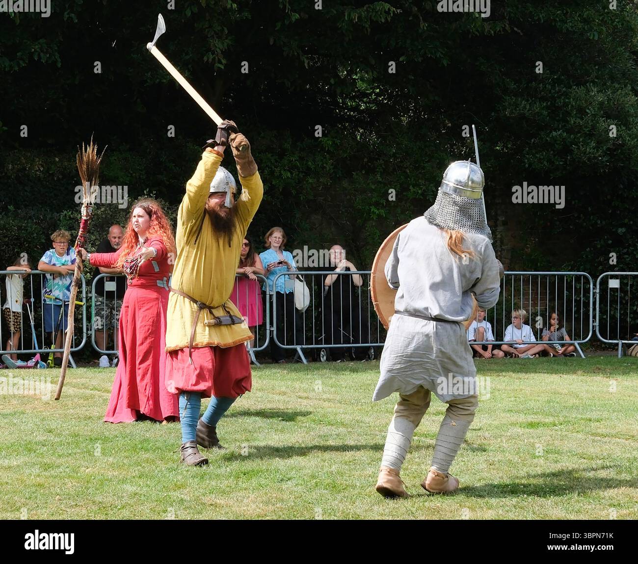 Battaglia anglosassone - gruppo di rievocazione si esibisce al fine settimana anglosassone al Priory Park di Southend Foto Stock