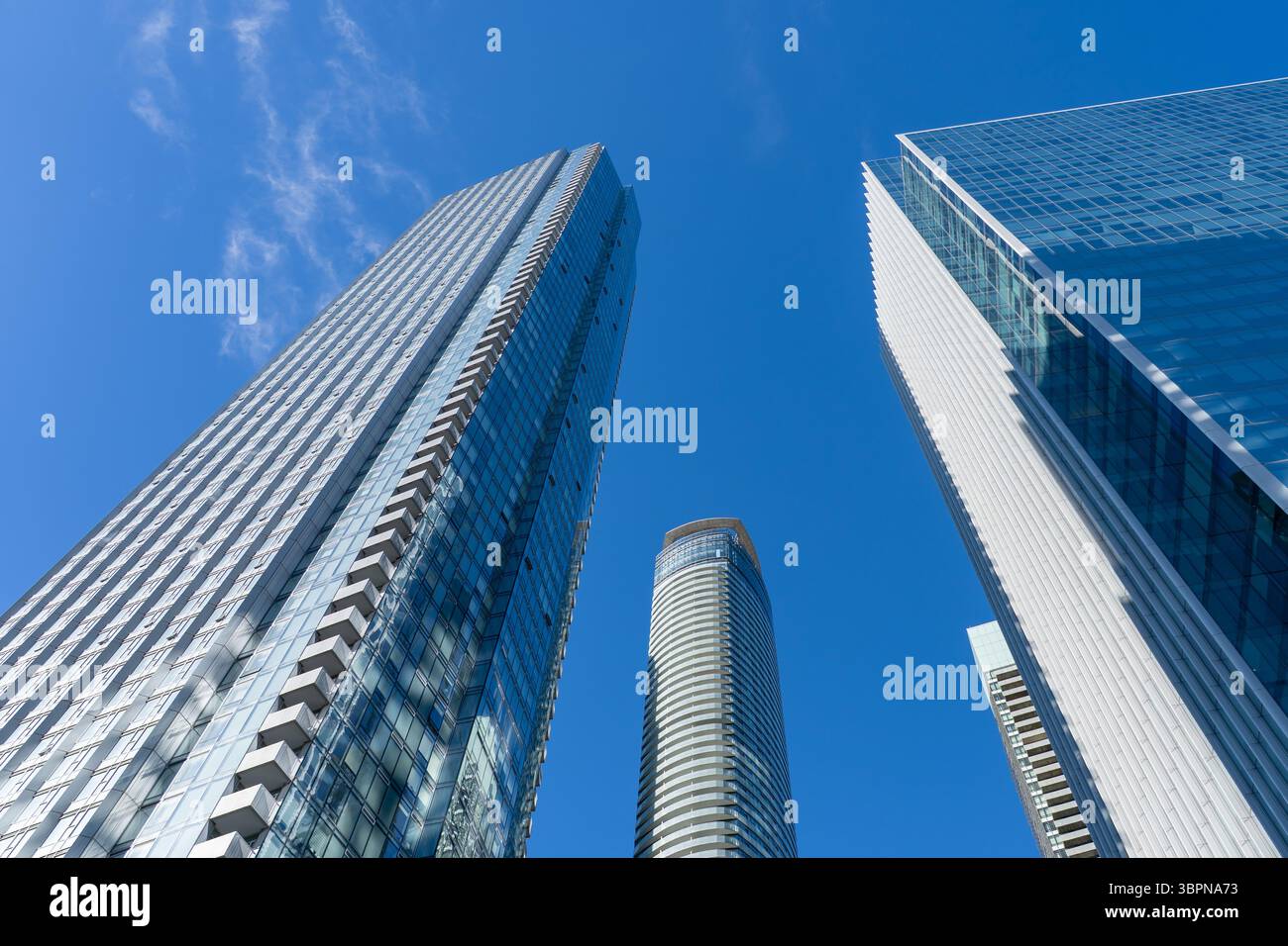 Affacciati su alti e moderni edifici residenziali e uffici con il cielo blu sullo sfondo nel centro di Toronto, Canada Foto Stock