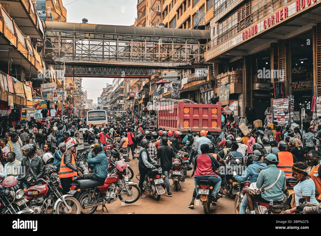 Boda boda autista di moto taxi nelle strade trafficate di Kampala, Uganda Foto Stock