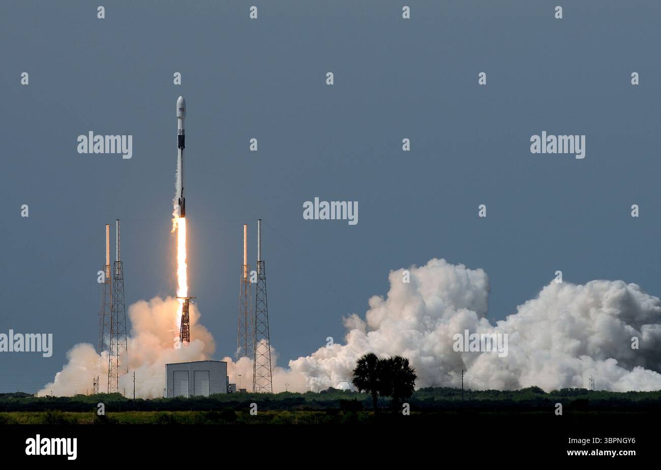 30 giugno 2020, Cape Canaveral, Florida, Stati Uniti: Un razzo SpaceX Falcon 9 che trasporta il satellite di navigazione GPS III SV03 per la US Space Force lancia dal pad 40 alla Cape Canaveral Air Force Station. Questo è l'11° lancio dell'anno per SpaceX. (Immagine di credito: © Paul Hennessy/SOPA Images via ZUMA Wire) Foto Stock