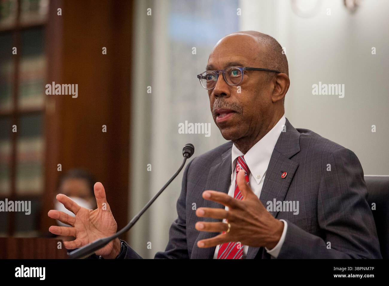1 luglio 2020, Stati Uniti d'America: Il Dr. Michael Drake, presidente della National Collegiate Athletic Association, Board of Governors risponde alle domande mentre appare davanti a un'audizione del Senate Commerce, Science, and Transportation Committee intitolata ''To Examinate a Compensation framework for Intercollegiate Athletic Athletic Athletic Athletic Association''''' nel Russel Senate Office Building a Capitol Hill, Washington, DC., mercoledì, 1 luglio 2020. Credito: Rod Lamkey / CNP (immagine di credito: © Rod Lamkey/CNP tramite filo ZUMA) Foto Stock
