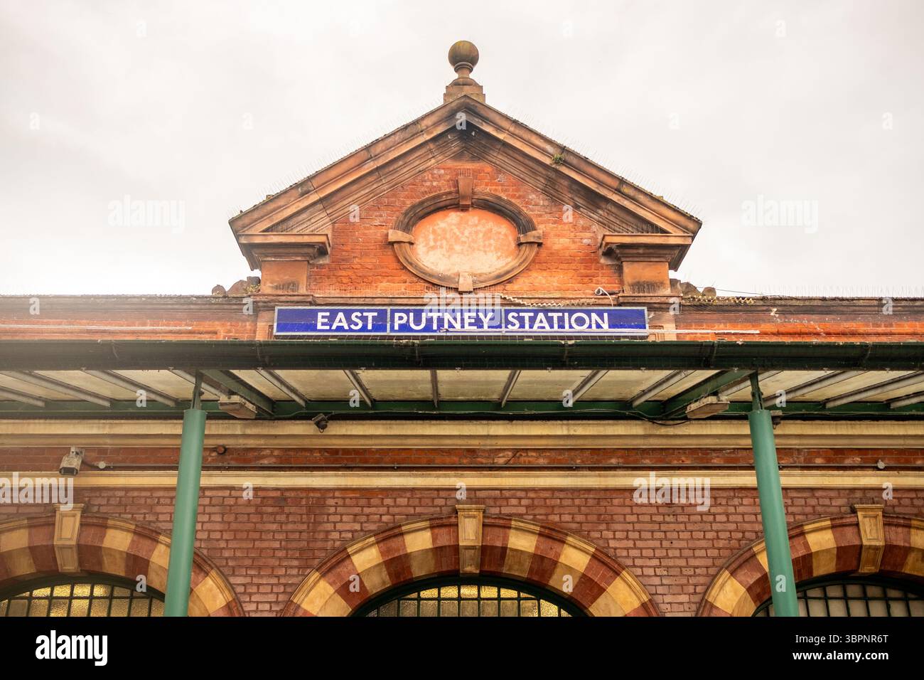 LONDRA - 9 GIUGNO 2025: Stazione di East Putney a Wandsworth, a sud-ovest di Londra. Linea Distrettuale Foto Stock
