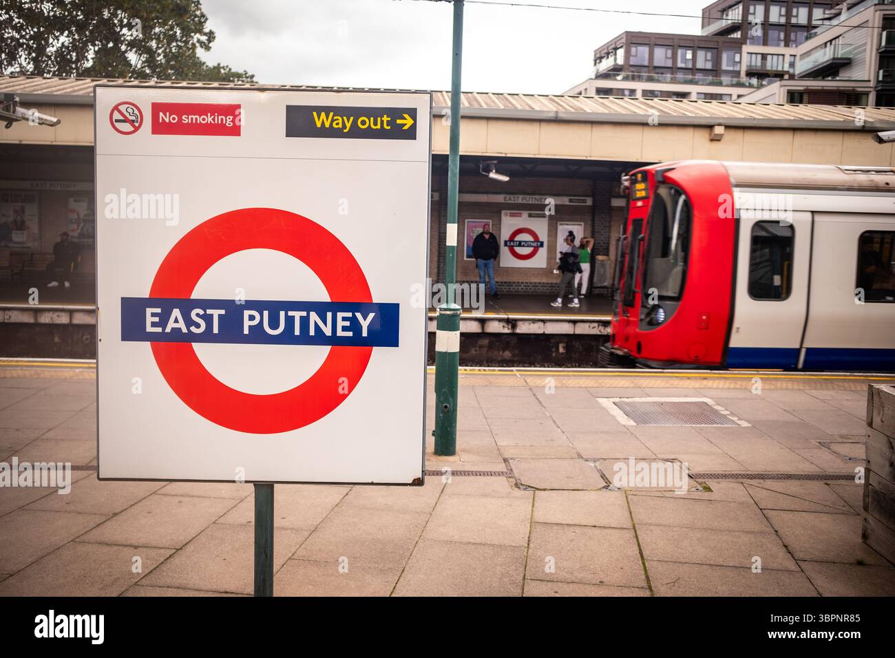 LONDRA - 9 GIUGNO 2025: Stazione di East Putney a Wandsworth, a sud-ovest di Londra. Linea Distrettuale Foto Stock