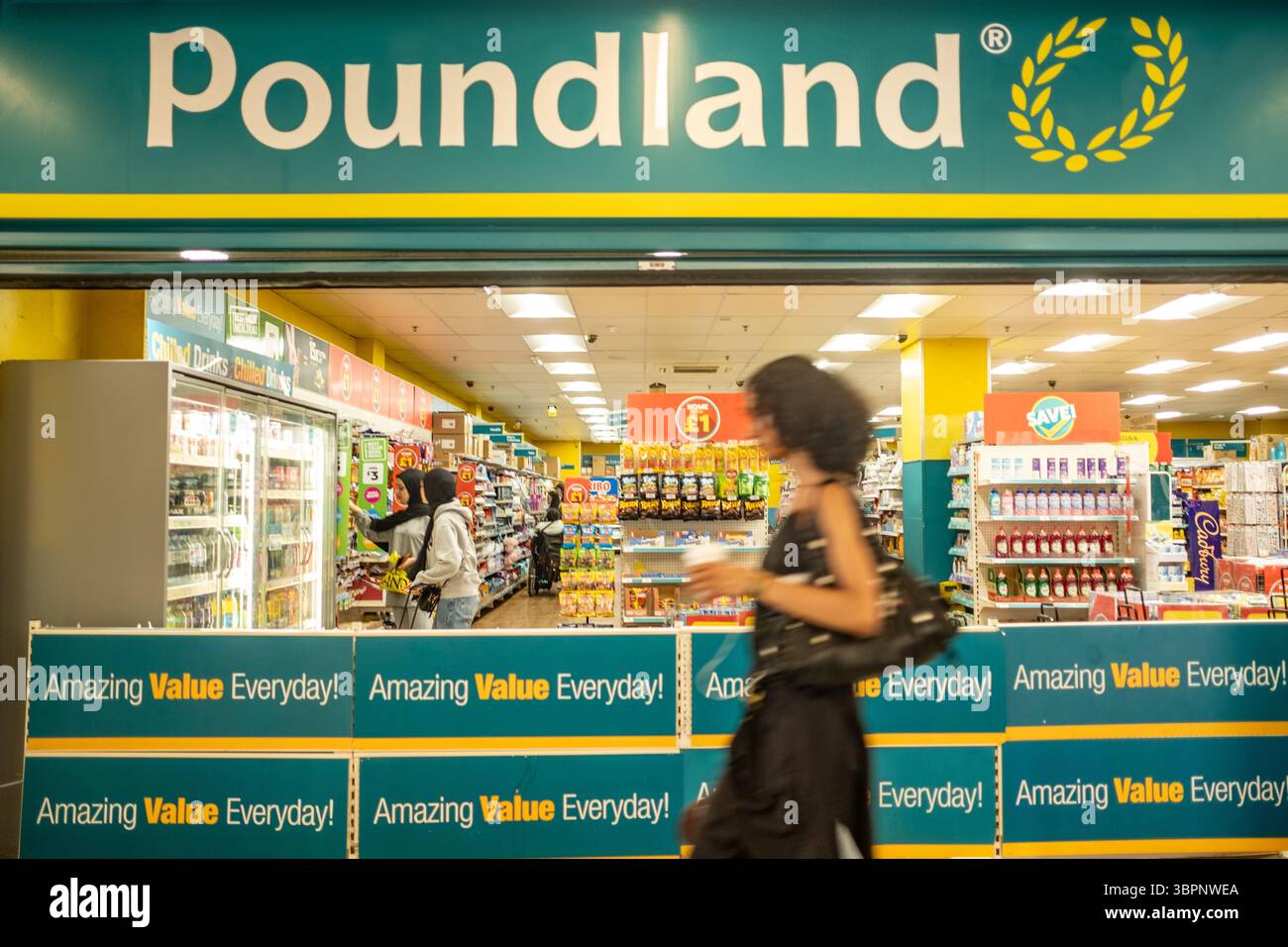 LONDRA - 17 GIUGNO 2025: Negozio Poundland a Ealing, catena britannica di discount Foto Stock