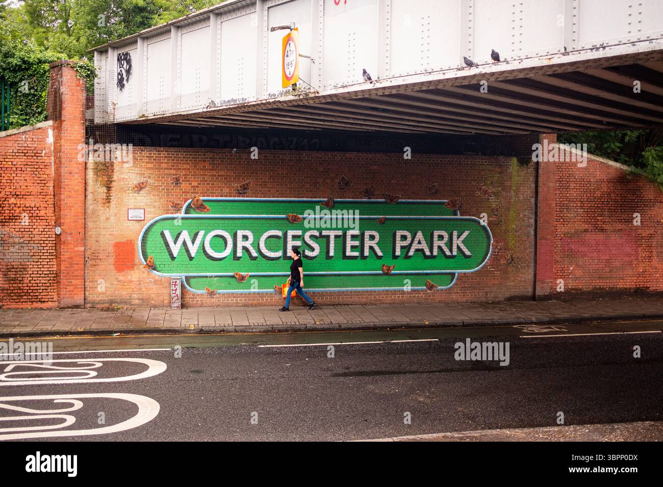 LONDRA - 7 LUGLIO 2025: Stazione ferroviaria di Worcester Park a Londra, borough di Sutton e Kingston Foto Stock