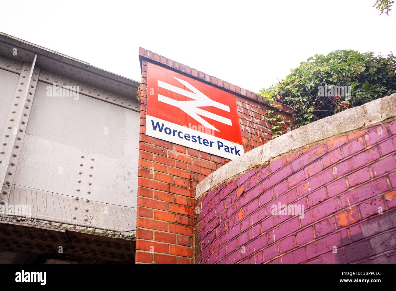 LONDRA - 7 LUGLIO 2025: Stazione ferroviaria di Worcester Park a Londra, borough di Sutton e Kingston Foto Stock