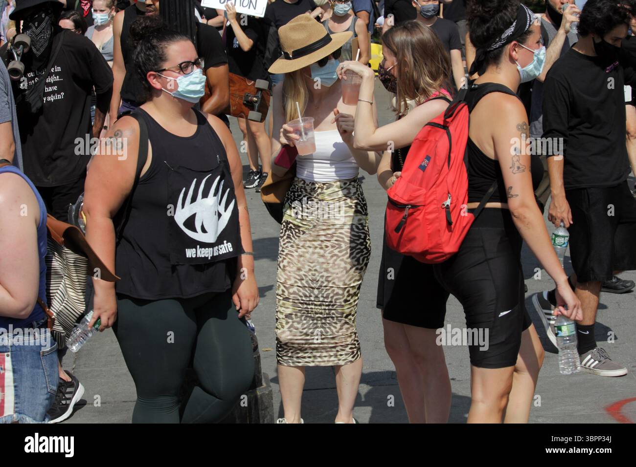 4 luglio 2020, New York, New York, Stati Uniti: Ci teniamo al sicuro. Gli attivisti Black Lives Matter e Warriors in the Garden affermano di usare proteste pacifiche e cambiamenti legislativi per porre fine al razzismo sistemico e alla brutalità della polizia. Rifiutano la tradizionale celebrazione del giorno dell'indipendenza durante una manifestazione nel Washington Square Park. (Immagine di credito: © John Marshall Mantel/ZUMA Wire) Foto Stock