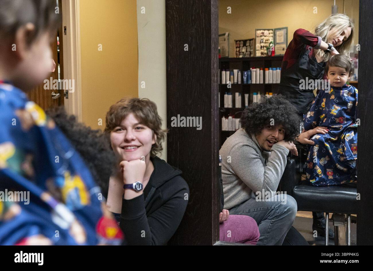 12 maggio 2020, Rochester, Minnesota, USA: Taylor e Mark guardavano con gioia quando Solomon ha ottenuto il suo primo taglio di capelli. Dopo essere stata diagnosticata di nuovo il cancro, Taylor si prese un conforto speciale nei semplici piaceri della vita come questo momento con la sua famiglia. "Salomone era gioia in mezzo alle tenebre [...] egli è il motivo per cui ogni singolo giorno c'era almeno un momento in cui non pensavamo al cancro", ha detto. (Immagine di credito: © TNS via cavo ZUMA) Foto Stock