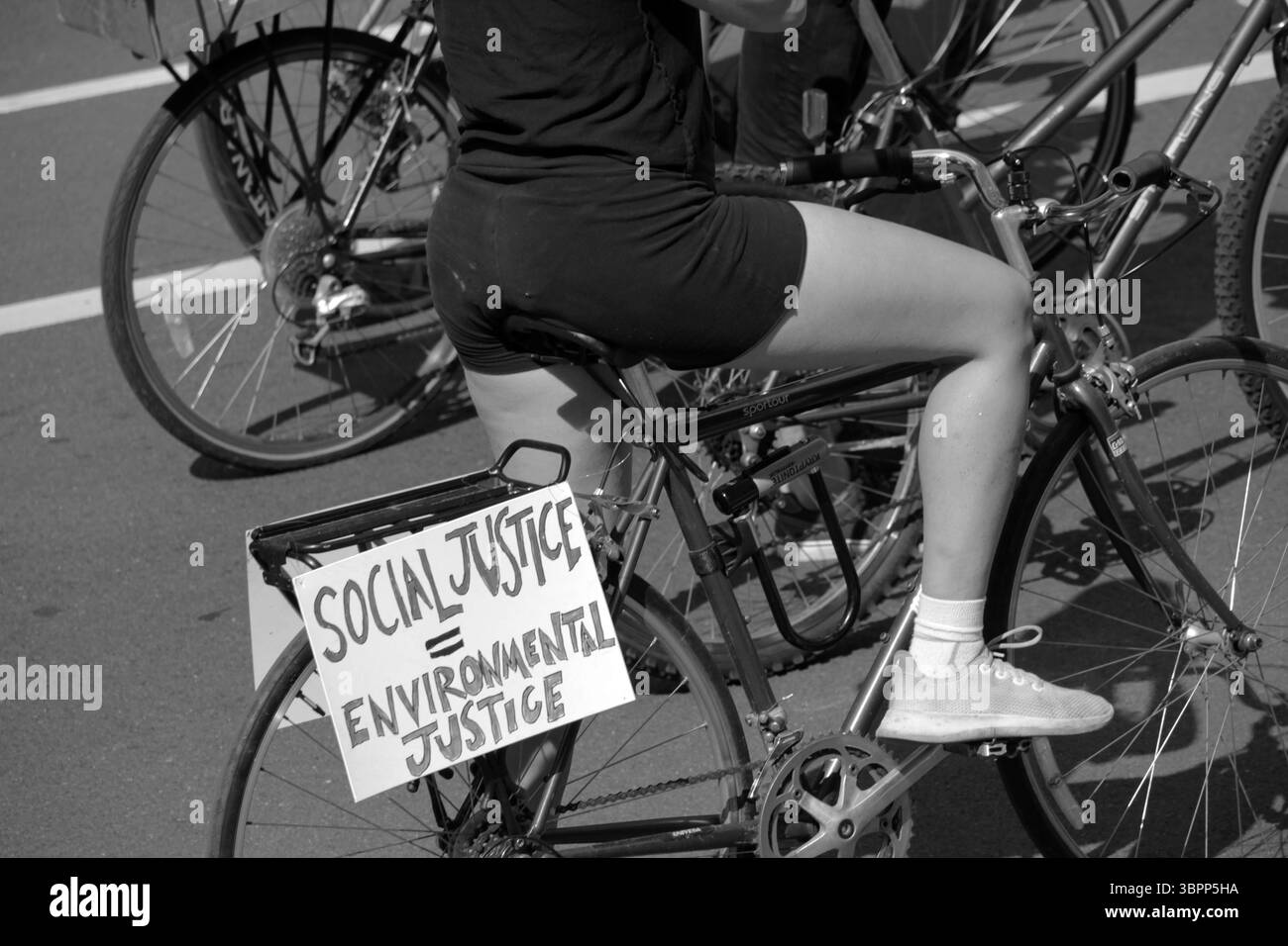 4 luglio 2020, New York, New York, USA: Giustizia sociale = giustizia ambientale. Gli attivisti Black Lives Matter e Warriors in the Garden affermano di usare proteste pacifiche e cambiamenti legislativi per porre fine al razzismo sistemico e alla brutalità della polizia. Rifiutano la tradizionale celebrazione del giorno dell'indipendenza durante una manifestazione nel Washington Square Park. (Immagine di credito: © John Marshall Mantel/ZUMA Wire) Foto Stock