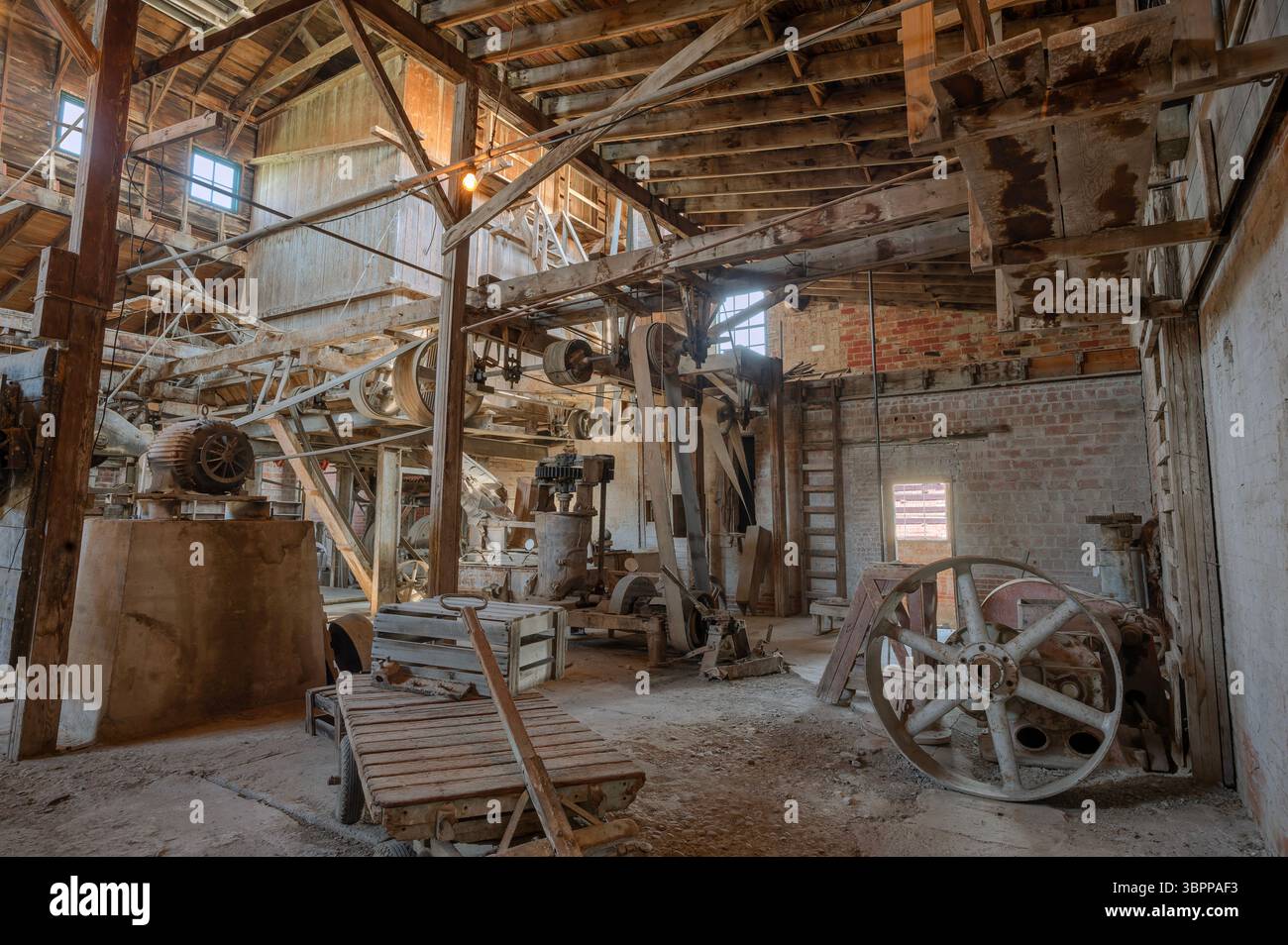 Attrezzature interne di un commerciale abbandonato, ceramiche a Medicine Hat, Alberta, Canada Foto Stock