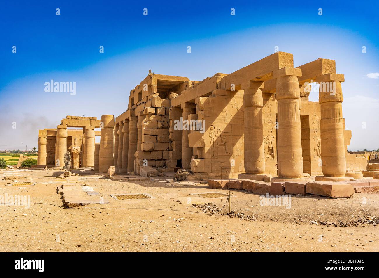 Resti del primo pilone e cortile del Ramesseum con colonnato papiro, Ramesseum, Luxor Foto Stock