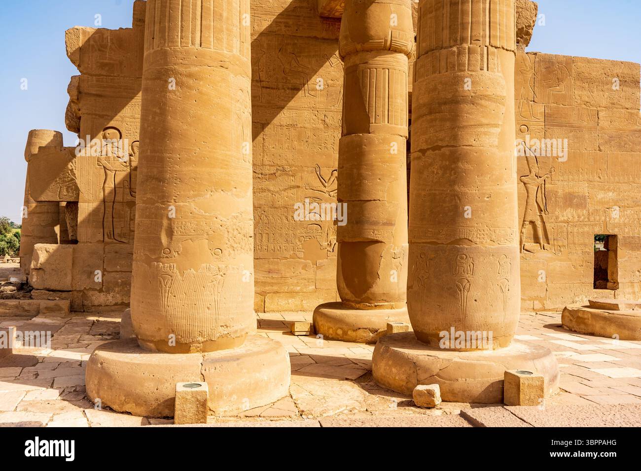 Resti del primo pilone e cortile del Ramesseum con colonnato papiro, Ramesseum, Luxor Foto Stock