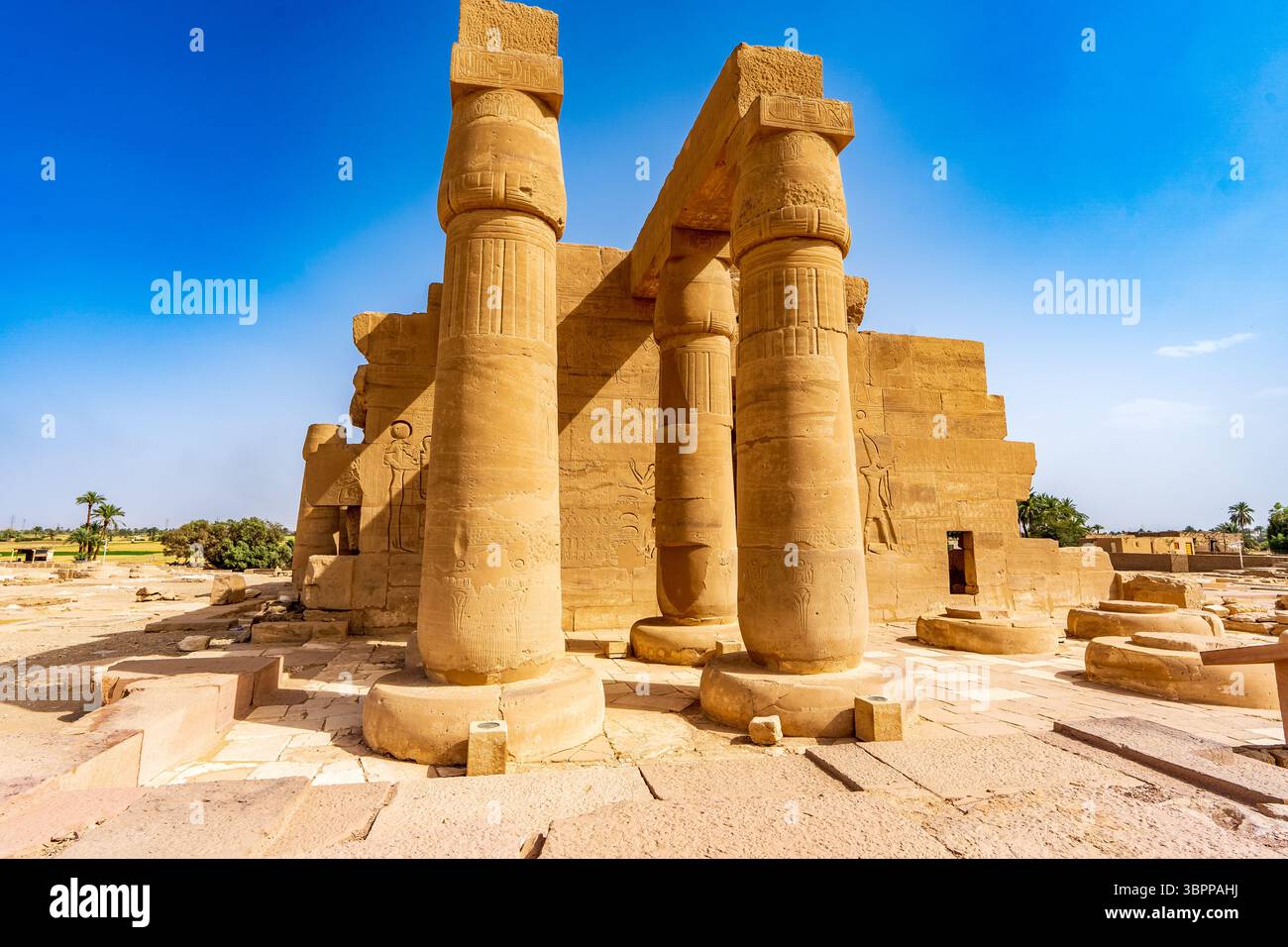 Resti del primo pilone e cortile del Ramesseum con colonnato papiro, Ramesseum, Luxor Foto Stock
