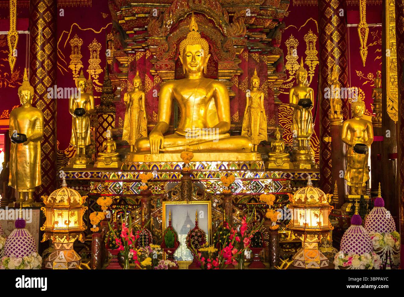 Statue di Buddha, immagini e templi in Thailandia. Collezione di arte e sculture buddiste tailandese. Sacro Dio. Immagini di Buddha per Meditazione e Spiritualità Foto Stock