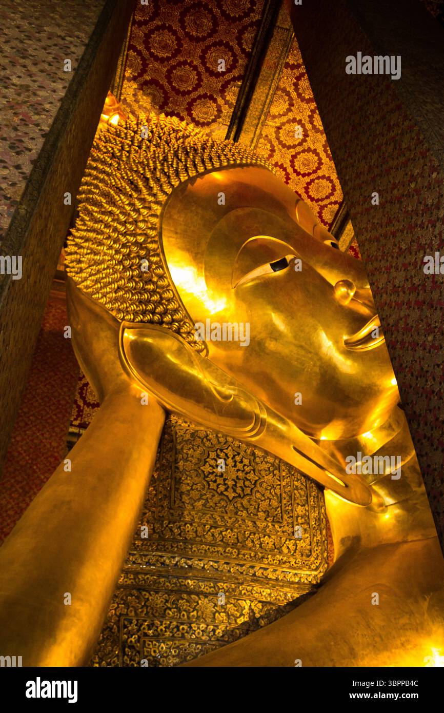Statue di Buddha, immagini e templi in Thailandia. Collezione di arte e sculture buddiste tailandese. Sacro Dio. Immagini di Buddha per Meditazione e Spiritualità Foto Stock