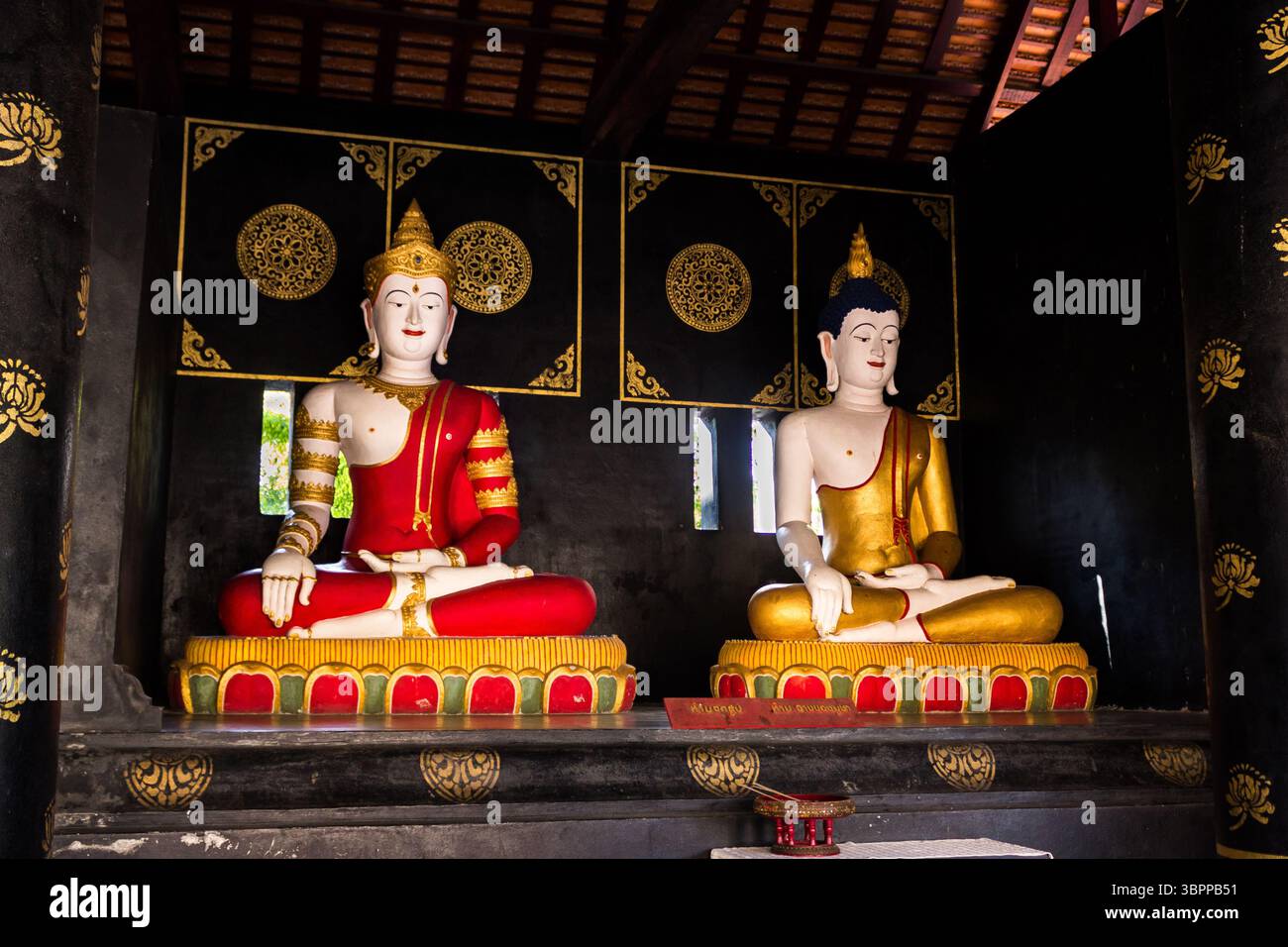 Statue di Buddha, immagini e templi in Thailandia. Collezione di arte e sculture buddiste tailandese. Sacro Dio. Immagini di Buddha per Meditazione e Spiritualità Foto Stock