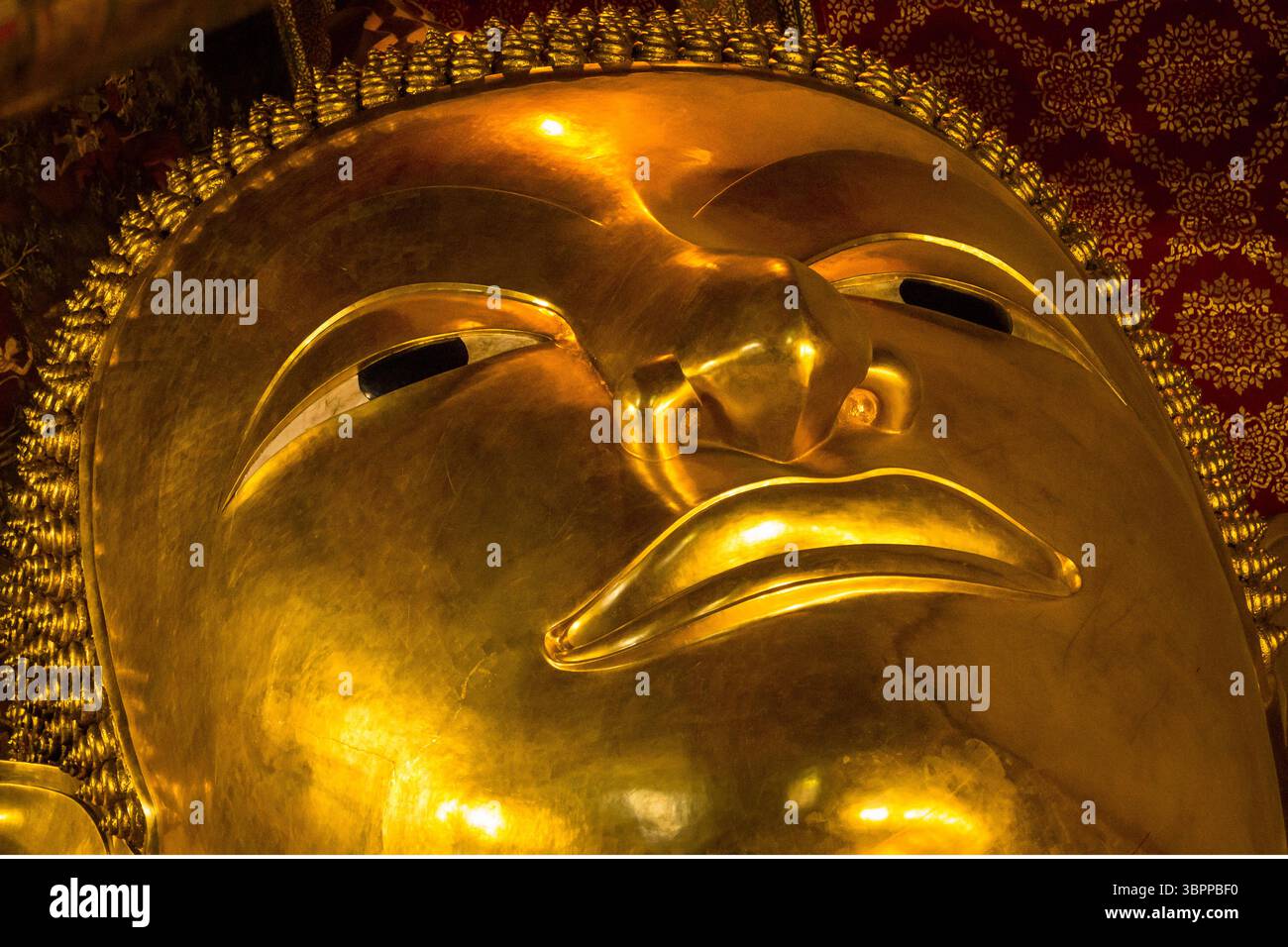 Statue di Buddha, immagini e templi in Thailandia. Collezione di arte e sculture buddiste tailandese. Sacro Dio. Immagini di Buddha per Meditazione e Spiritualità Foto Stock