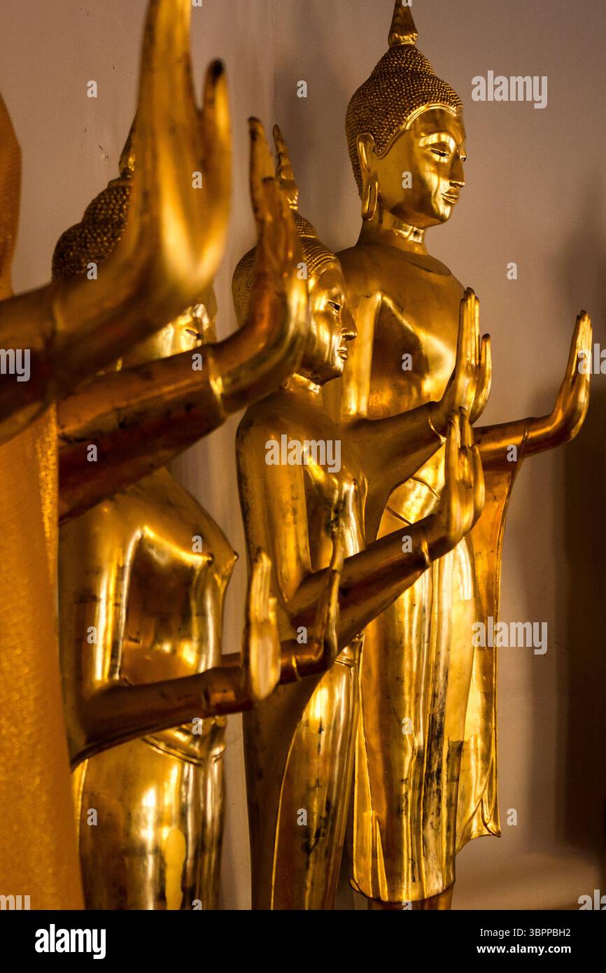 Statue di Buddha, immagini e templi in Thailandia. Collezione di arte e sculture buddiste tailandese. Sacro Dio. Immagini di Buddha per Meditazione e Spiritualità Foto Stock