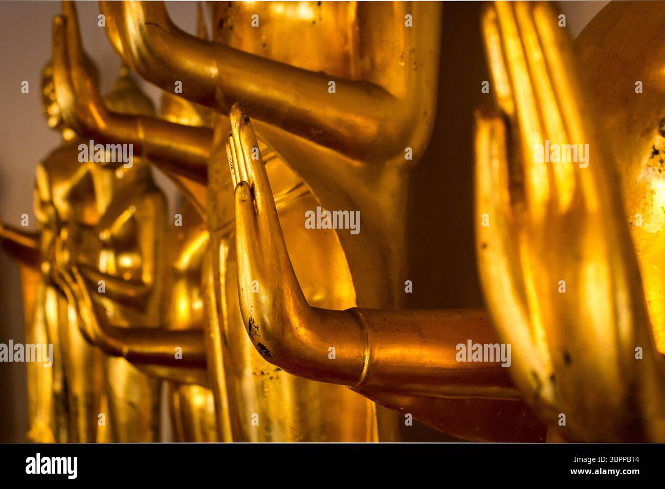 Statue di Buddha, immagini e templi in Thailandia. Collezione di arte e sculture buddiste tailandese. Sacro Dio. Immagini di Buddha per Meditazione e Spiritualità Foto Stock